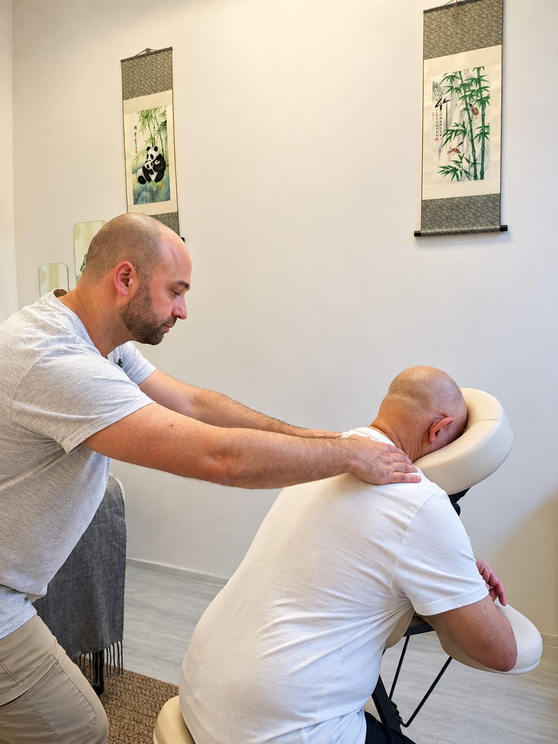 Massage Amma sur chaise, vue de profil